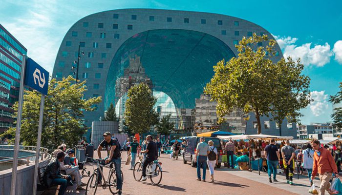 Markt voor de Markthal in Rotterdam